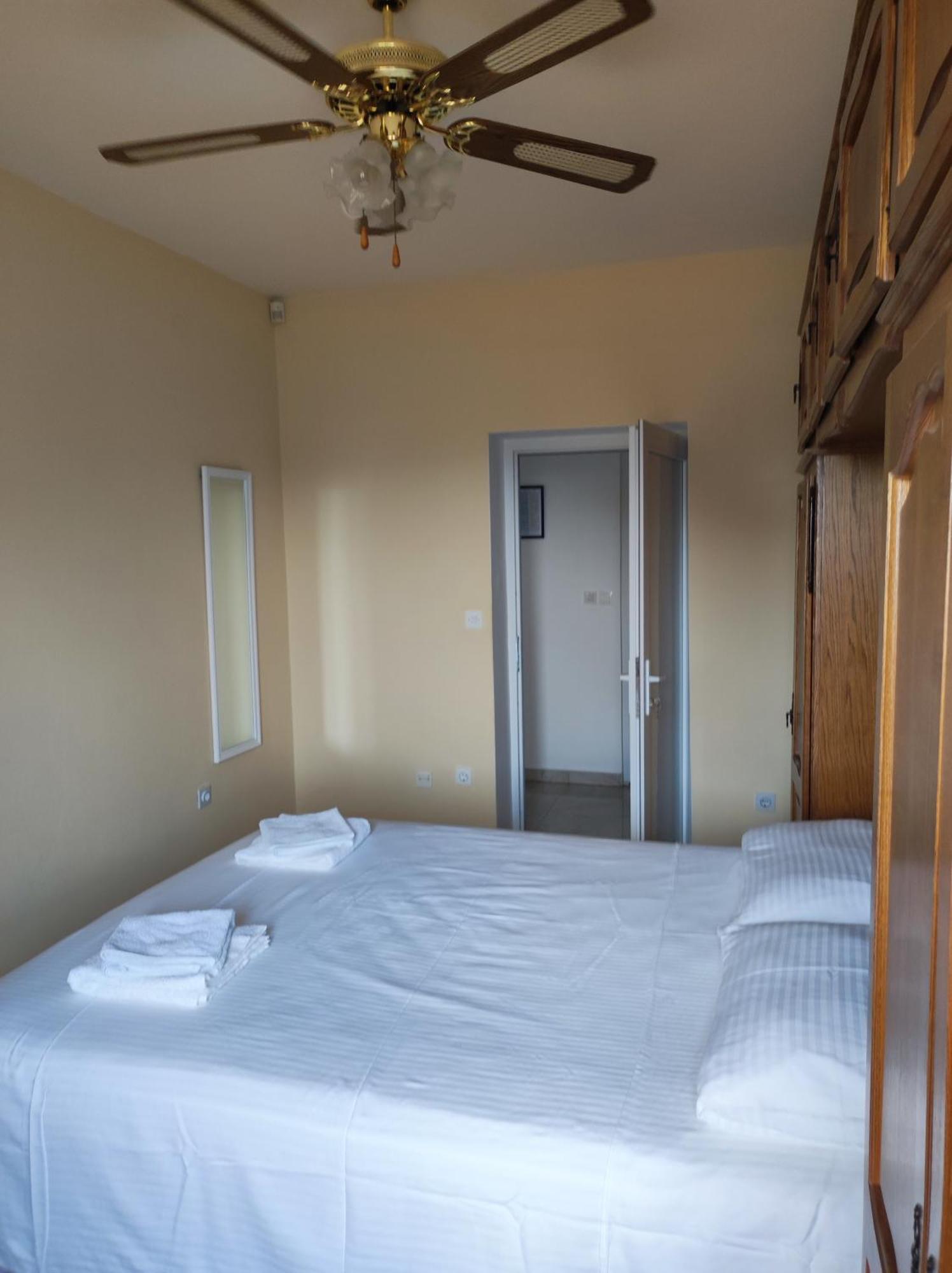 Apartment With 2 Balconies And Sea View Omiš Kamer foto
